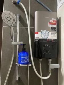 einem Seifenspender neben einer Dusche in der Unterkunft TropINN Villa- CornerHouse•BIGPool•BBQ•KTV•Billard in Bandar Penawar