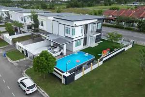 eine Luftaufnahme eines Hauses mit Swimmingpool in der Unterkunft TropINN Villa- CornerHouse•BIGPool•BBQ•KTV•Billard in Bandar Penawar