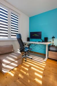 A television and/or entertainment centre at DevIn Coworking & Coliving