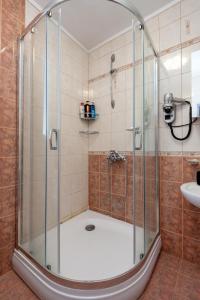 eine Dusche mit Glastür im Bad in der Unterkunft DevIn Coworking & Coliving in Dewin