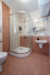 A bathroom at DevIn Coworking & Coliving