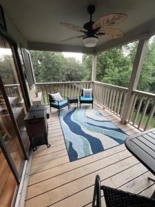 porche cubierto con sillas y ventilador de techo en Apple Valley Villa 22, en Lake Lure