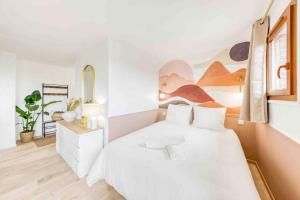 ein weißes Schlafzimmer mit einem weißen Bett und einem Gemälde an der Wand in der Unterkunft Le Boudoir, studio chic Aéroport d’Orly in Athis-Mons