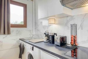 アティス・モンスにあるLe Boudoir, studio chic Aéroport d’Orlyのキッチン(洗濯機、乾燥機付)