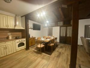 uma cozinha com uma mesa e uma sala de jantar em Star Dust em Shiroka Lŭka