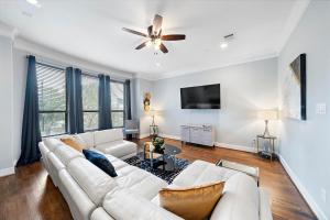 Nr Dt, Heights, Washington, Montrose Wifi Bbq في هيوستن: غرفة معيشة مع أريكة بيضاء ومروحة سقف