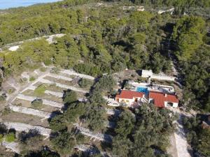 una vista aérea de una casa con techo rojo en Stone House Lozica, en Vela Luka