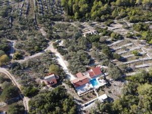 una vista aérea de una casa con piscina en Stone House Lozica, en Vela Luka