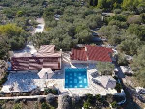 una vista aérea de una casa con piscina en Stone House Lozica, en Vela Luka 34 fotos más