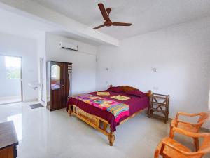 een slaapkamer met een bed en een plafondventilator bij Gabriel & Felicidade Villa in Mandrem