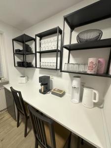 een keuken met een aanrecht met stoelen en een koffiezetapparaat bij Luxury Apartment Ottweiler in Ottweiler
