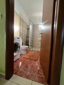 ein Badezimmer mit einer Waschmaschine und einem WC in der Unterkunft Villa Platanias in Agia Paraskevi
