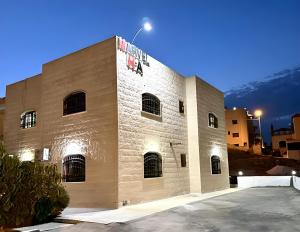 een bakstenen gebouw met een licht erop bij Marvel Hostel in Wadi Musa