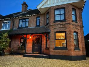 een rood bakstenen huis met een zwarte deur bij Liberty House in Southampton