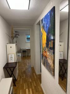 una habitación vacía con una pintura en la pared en Modernes Studio mit separater Küche, en Reutlingen