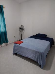 1 dormitorio con 1 cama y ventilador en La casa del profe, en Tampico