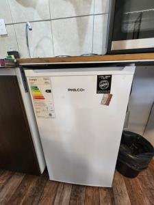 um frigorífico branco numa cozinha com um micro-ondas em Thiago apart Monoambiente em General Pico
