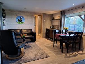 - un salon avec un canapé et une table dans l'établissement Landelijk Tiny house in gemeente Edam/Volendam, à Middelie