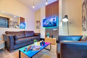 a living room with a couch and a table at Newcastle CITY Apartments,4 BEDROOM HOUSE,FREE STREET PARKING,8 SINGLE BEDS,FULL KITCHEN,ALL ROOMS WITH TVs,NETFLIX in Newcastle upon Tyne