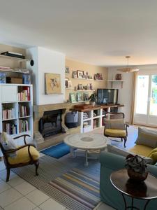 Posezení v ubytování Appartement supérieur sur l 'étang climatisation parking