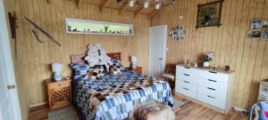 - une chambre avec un lit doté d'ours en peluche dans l'établissement Habitación con vista al mar, à Puerto Montt