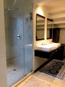 Malinga GuestHouse في Sandton: حمام مع حوض ودش