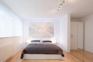 Un pat sau paturi într-o cameră la Exclusive 2-room souterrain apartment