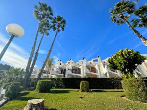 Taman di luar Contemporary House in Cabo Roig