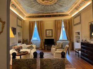 een grote woonkamer met een schuin plafond en een bank bij Lusso e Charme! in Florence