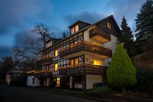 Una casa grande con luces en el lateral. en Ferienhaus Hedrich, en Assinghausen