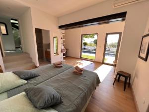 カシにあるVilla k6 piscine vue mer impasse privéeの大きなベッドと大きな窓のある寝室 +70枚の写真
