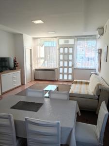 sala de estar con mesa y sofá en Apartment Marija, en Slavonski Brod