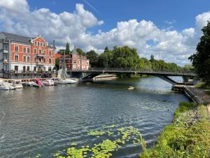 a bridge over a river with boats on it at Havel Homes Apartment mit 3 SZ und Netflix in Brandenburg an der Havel
