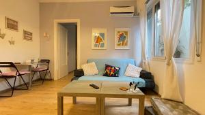 Posedenie v ubytovaní Cozy apartment ideally located city center and Megaron Moussikis metro station