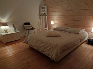 una camera con letto e parete in legno di Chambres d'hôtes de charme sur LE MANS a Le Mans