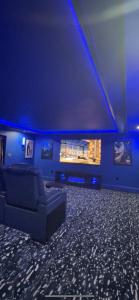 uma sala de estar com um sofá e uma parede azul em Mountain Vista Luxury Retreat! em Pound Ridge