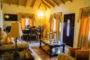 Woods的住宿－Casa Amarilla，客厅配有沙发和桌子