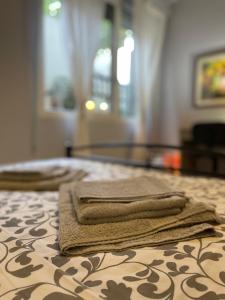 A bed or beds in a room at Cozy apartment ideally located city center and Megaron Moussikis metro station Még 37 kép