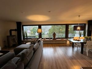 sala de estar amplia con sofá y mesa en Villa Im Bongert - Tor zum Nationalpark Eifel, en Hellenthal