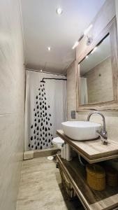 Kúpeľňa v ubytovaní Cozy apartment ideally located city center and Megaron Moussikis metro station