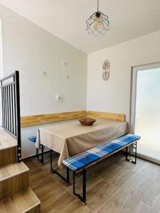 um quarto com uma mesa e um banco em Hacijenda za odmor iz snova uz potpunu privatnost em Mostar
