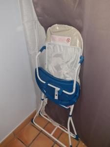 une poussette dans un coin de la pièce dans l'établissement Studio des Flots - Tartane Martinique, à La Trinité 30 autres photos