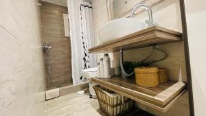 Kuchyňa alebo kuchynka v ubytovaní Cozy apartment ideally located city center and Megaron Moussikis metro station