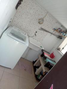uma pequena cozinha com um lavatório e um frigorífico em Casa no centro de Xangrilá em Xangri-lá
