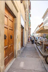 a narrow alley with a wooden door on a building at Lusso e Charme! in Florence