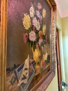 Yenne的住宿－Chambre d’hôte à Yenne avec grand salon，花瓶上的花画