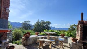 patio con mesa, sillas y vistas en Cabañas Olluhuasi, en Valle Hermoso