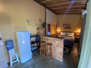 um quarto com uma cama e uma lareira de tijolos em Pousada Villa Verde em Estância