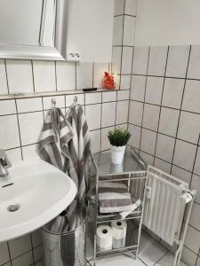 een badkamer met een wastafel en een handdoekenrek bij Gemütliche Einliegerwohnung im Fachwerkhaus in Bröckel