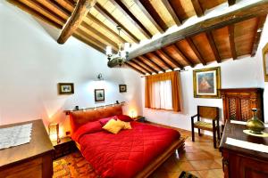 1 dormitorio con 1 cama roja en una habitación en Agriturismo Corvaia, en Radicofani